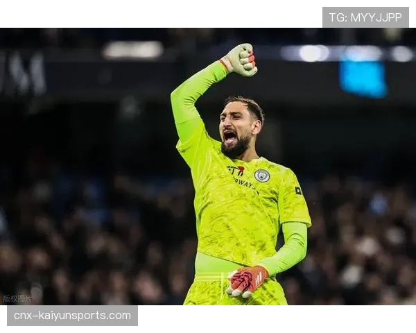 多纳鲁马拳击球解围四次 曼城门将转型助力球队快速由守转攻 多纳鲁马拳击球解围四次 曼城门将转型助力球队快速由守转攻